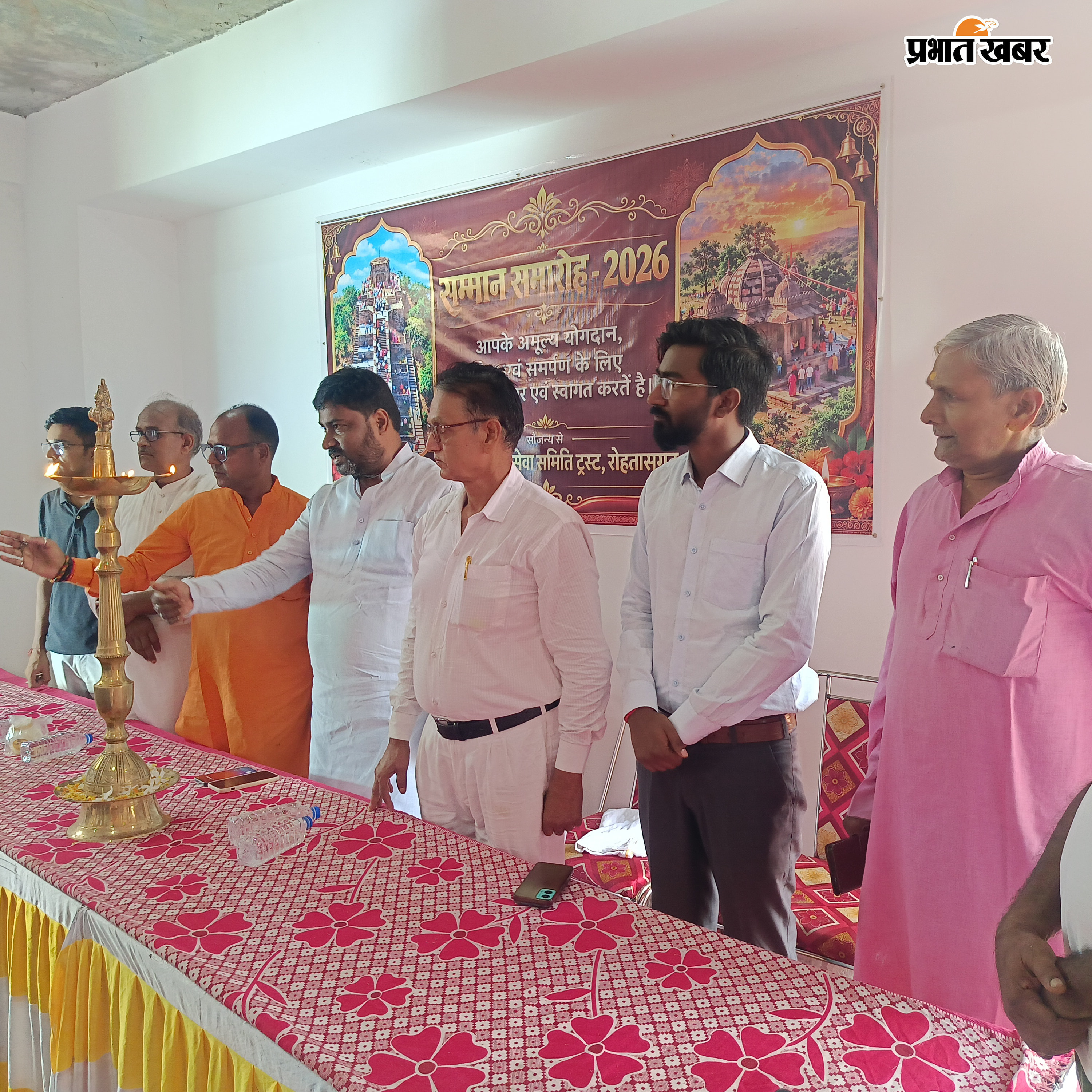 सम्मान समारोह में अतिथि द्वारा दीप प्रज्ज्वलित करते | Prabhat Khabar Network