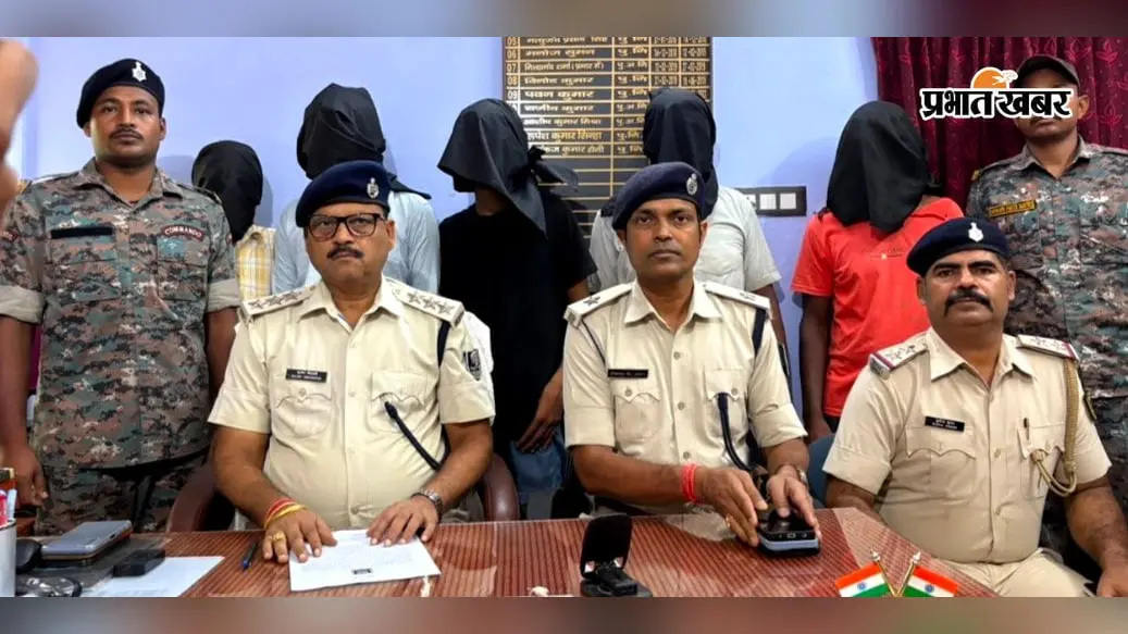 नवादा : बैंक मैनेजर बनकर ऑनलाइन लोन का देते थे झांसा, दस्तावेज लेकर मांगते थे फीस; 5 साइबर ठग गिरफ्तार