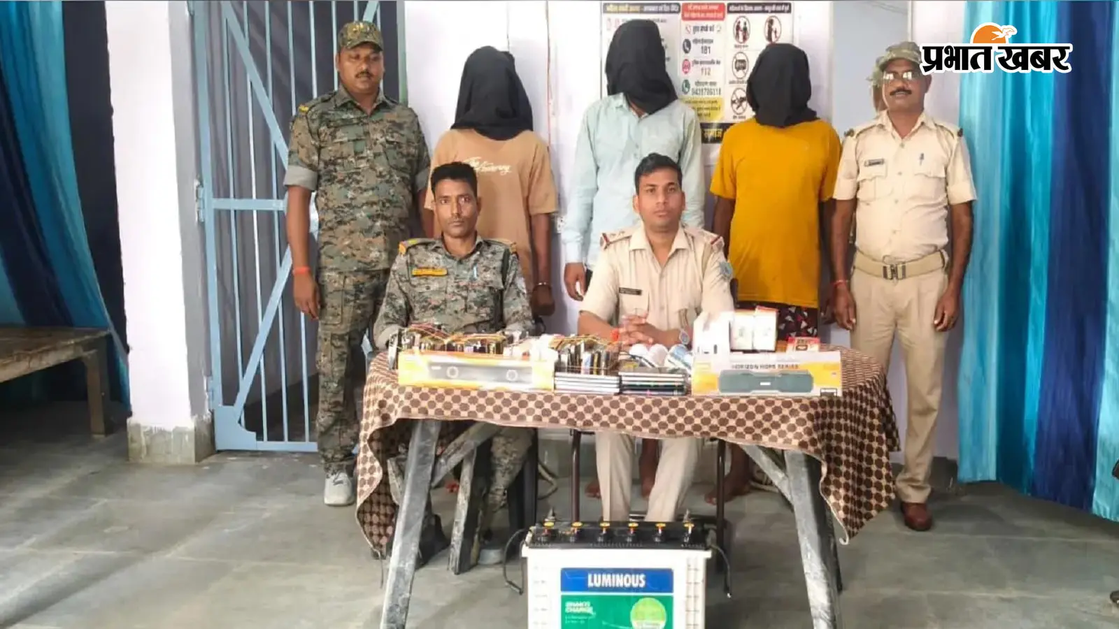 चौपारण सेलहरा मोबाइल दुकान में चोरी मामले में तीन आरोपी गिरफ्तार, चोरी के सामान बरामद