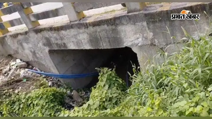 छपरा में जलजमाव से टापू बने हवाई अड्डा के आसपास के मोहल्ले, घरों में कैद हुए लोग; संक्रामक रोग का बढ़ा खतरा