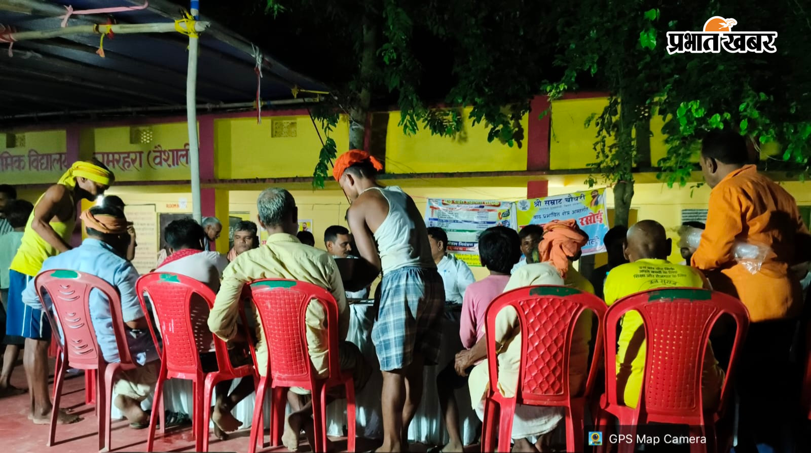 चमरहरा जगदीश उच्च विद्यालय स्थित बाढ़ राहत शिविर में भोजन करते बाढ़ पीड़ित एवं शिविर | Prabhat Khabar Network