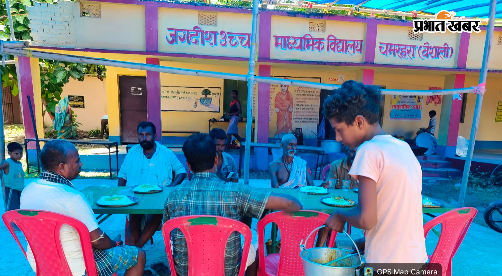 चमरहरा जगदीश उच्च विद्यालय स्थित बाढ़ राहत शिविर में भोजन करते बाढ़ पीड़ित एवं शिविर | Prabhat Khabar Network