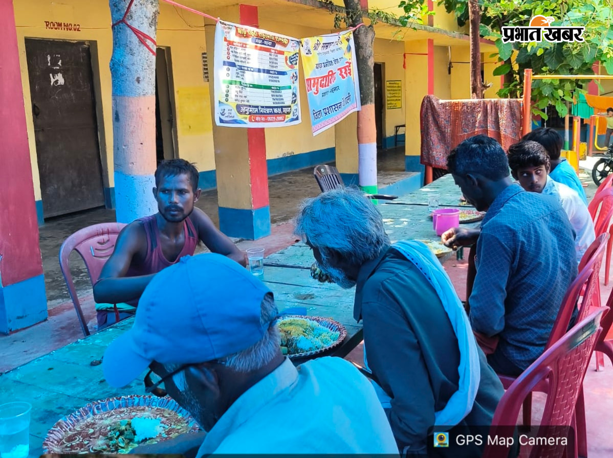 चमरहरा जगदीश उच्च विद्यालय स्थित बाढ़ राहत शिविर में भोजन करते बाढ़ पीड़ित एवं शिविर | Prabhat Khabar Network
