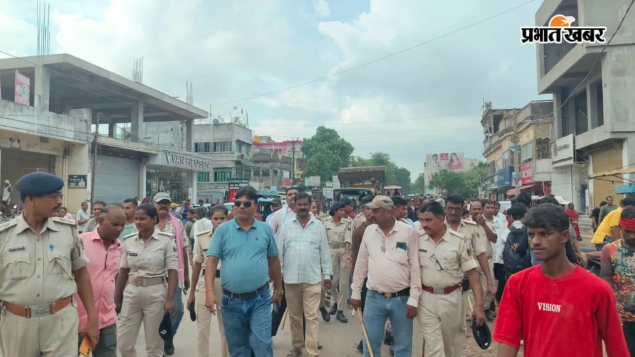 दुकानें सड़क पर लगाईं तो पहुंची टीम, रक्सौल के मुख्य पथ पर अतिक्रमण के खिलाफ बड़ी कार्रवाई