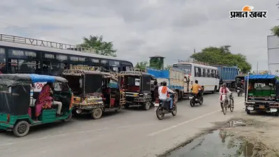 लौरिया के कई रूटों पर दो मिनट के गैप में दौड़ती बसें, आगे निकलने की होड़ में बढ़ रहा हादसे का खतरा