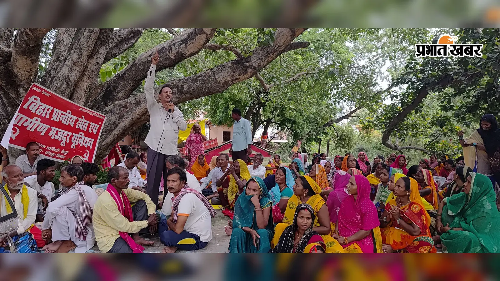 कैमूर: सरकारी जमीन पर बसे गरीबों को पर्चा देने समेत 14 सूत्री मांगों पर गरजे मजदूर, चैनपुर में धरना