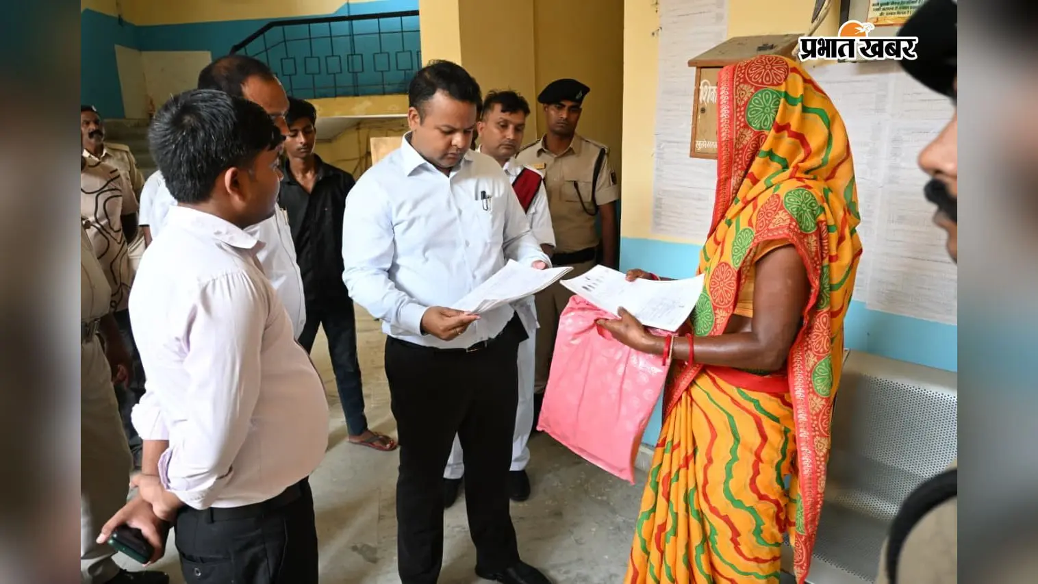 गोपालगंज में DM का औचक निरीक्षण, दाखिल-खारिज और लंबित भूमि मामलों पर सख्ती; आधार केंद्र पर कार्रवाई का निर्देश