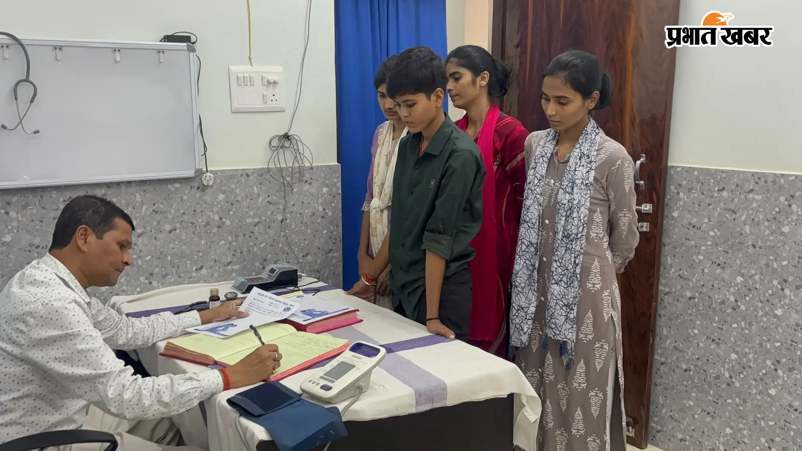 झाझा स्टेशन पर अचानक जुट गयी भीड़, रेल थाना में पुलिसकर्मी और महिला होमगार्ड के बीच मारपीट