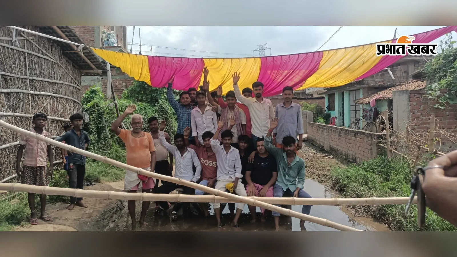 सीतामढ़ी के बोखड़ा में सड़क नहीं बनी तो फूटा ग्रामीणों का गुस्सा, टेंट लगाकर की नारेबाजी और प्रदर्शन