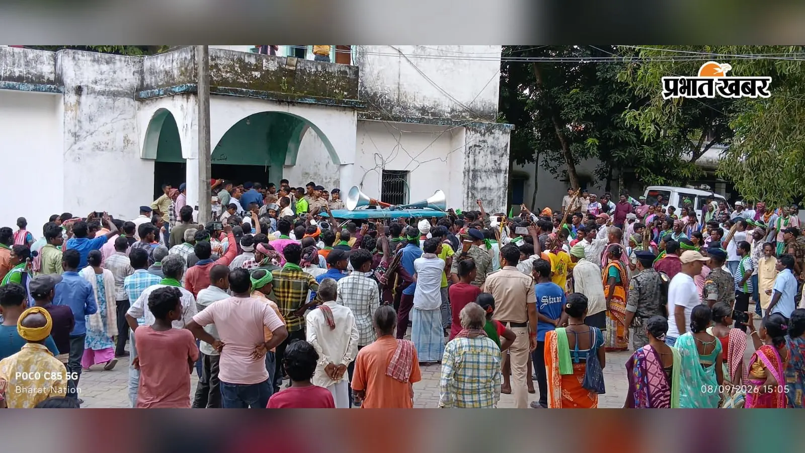 जमीन बंदोबस्ती की मांग को लेकर सैकड़ों आदिवासियों का पोठिया अंचल कार्यालय में प्रदर्शन