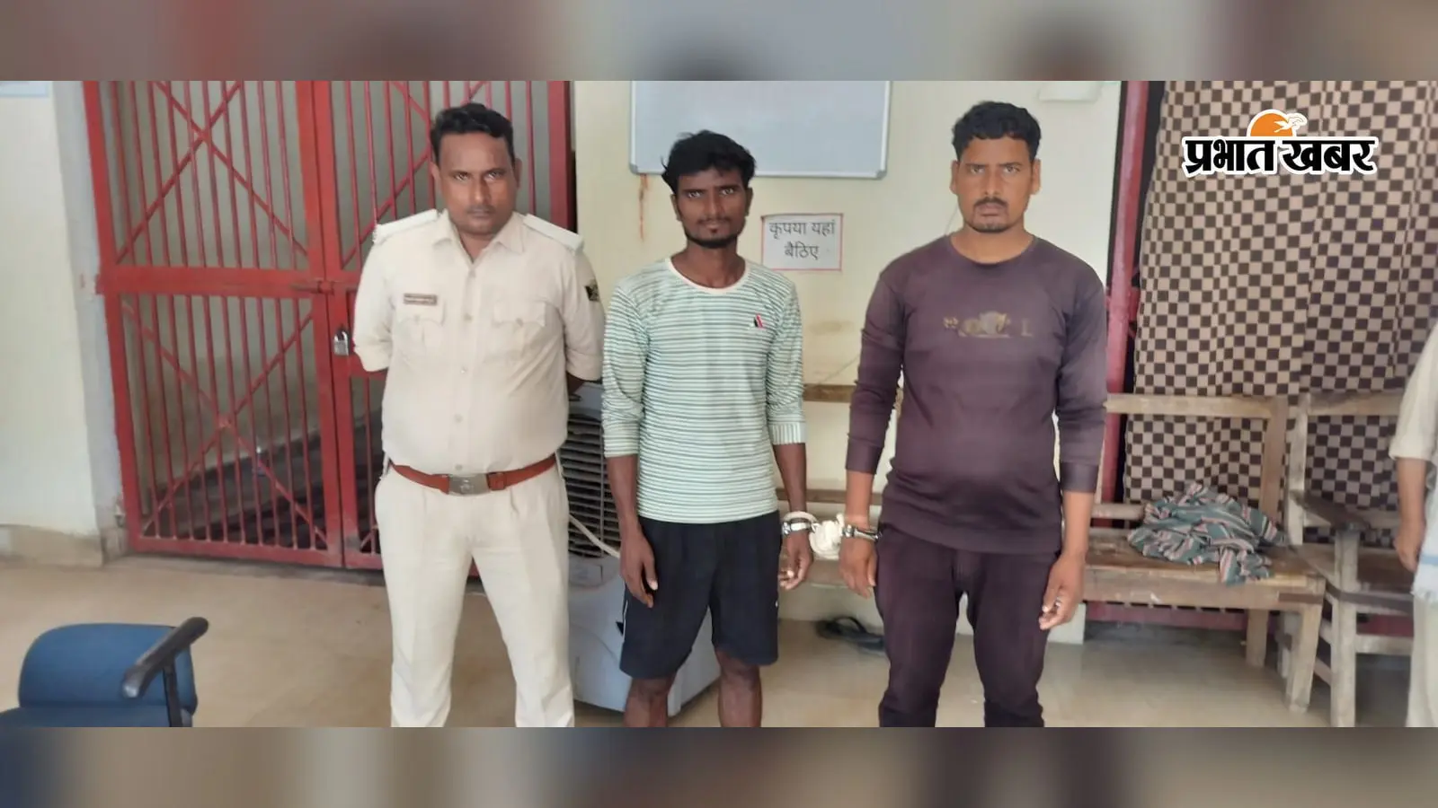 कैमूर: लखमनपुर में पुलिस की छापेमारी, न्यायालय से वारंट जारी होने के बाद फरार चल रहे 2 आरोपी गिरफ्तार