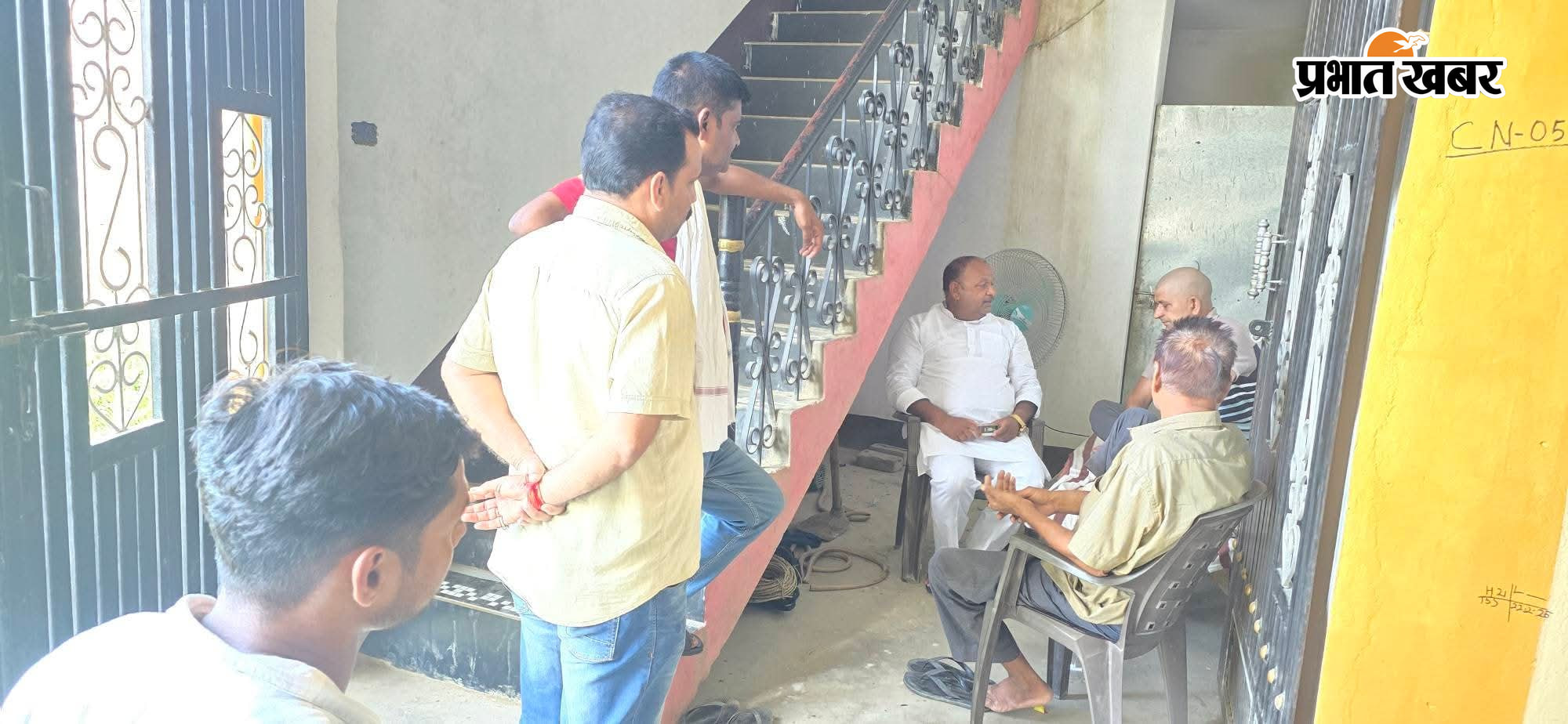 पीड़ित परिजनों से मिलते पूर्व विधायक | Prabhat Khabar Network