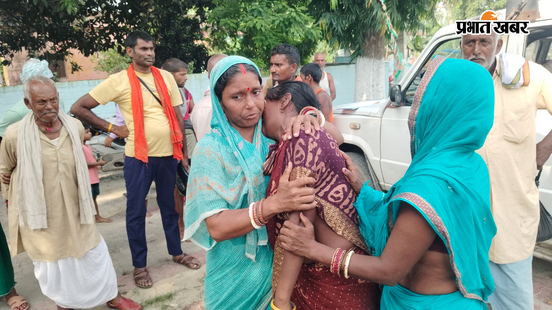 रोते बिलखते परिजन, खोजते लोग आदि | Prabhat Khabar Network