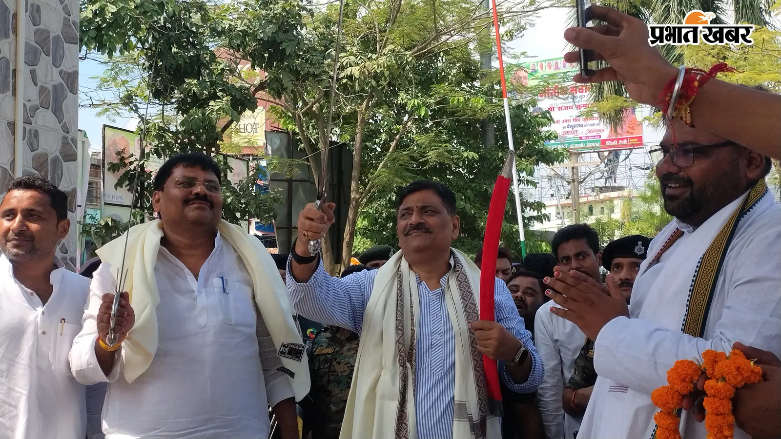 फरक्का जल संधि पर ‘नीतीश संवाद’ के लिए बेगूसराय पहुंचे संजय झा-उमेश कुशवाहा, चादर और तलवार से हुआ स्वागत