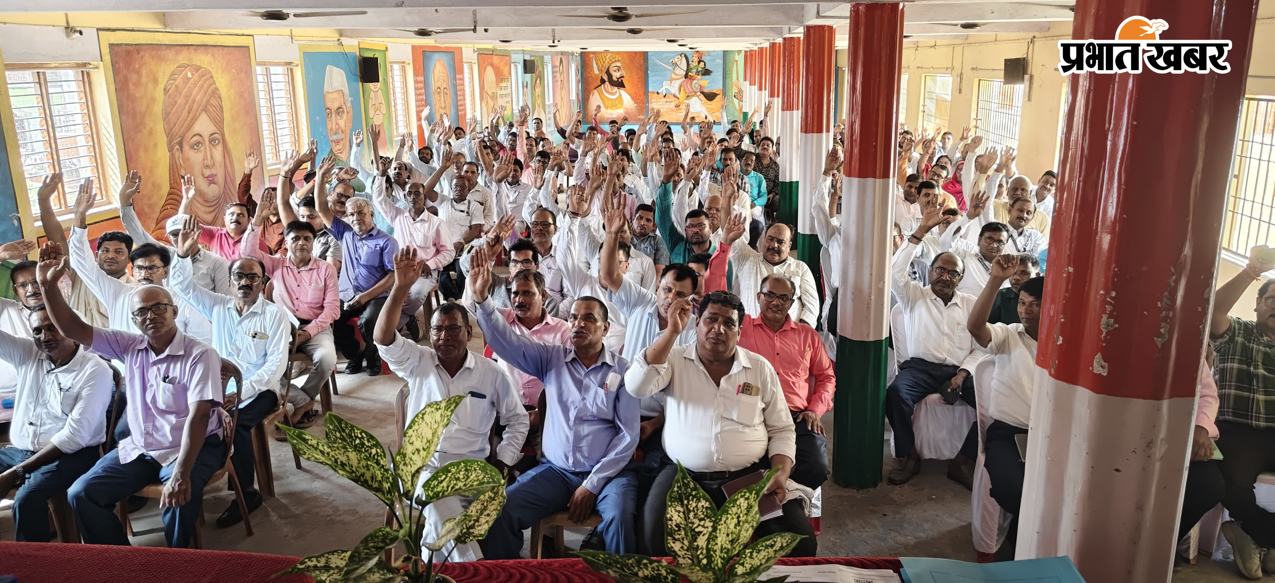 फोटो:- बैठक में डीईओ अमरेंद्र कुमार पाण्डेय को भेंट देते नोडल अधिकारी आर पी सिंह फोटो:- बैठक में शामिल प्रखंडों के बीइओ , शंकु समन्वयक व अन्य फोटो :- बैठक में शामिल डीइओ, डीपीओ व अन्य | Prabhat Khabar Network
