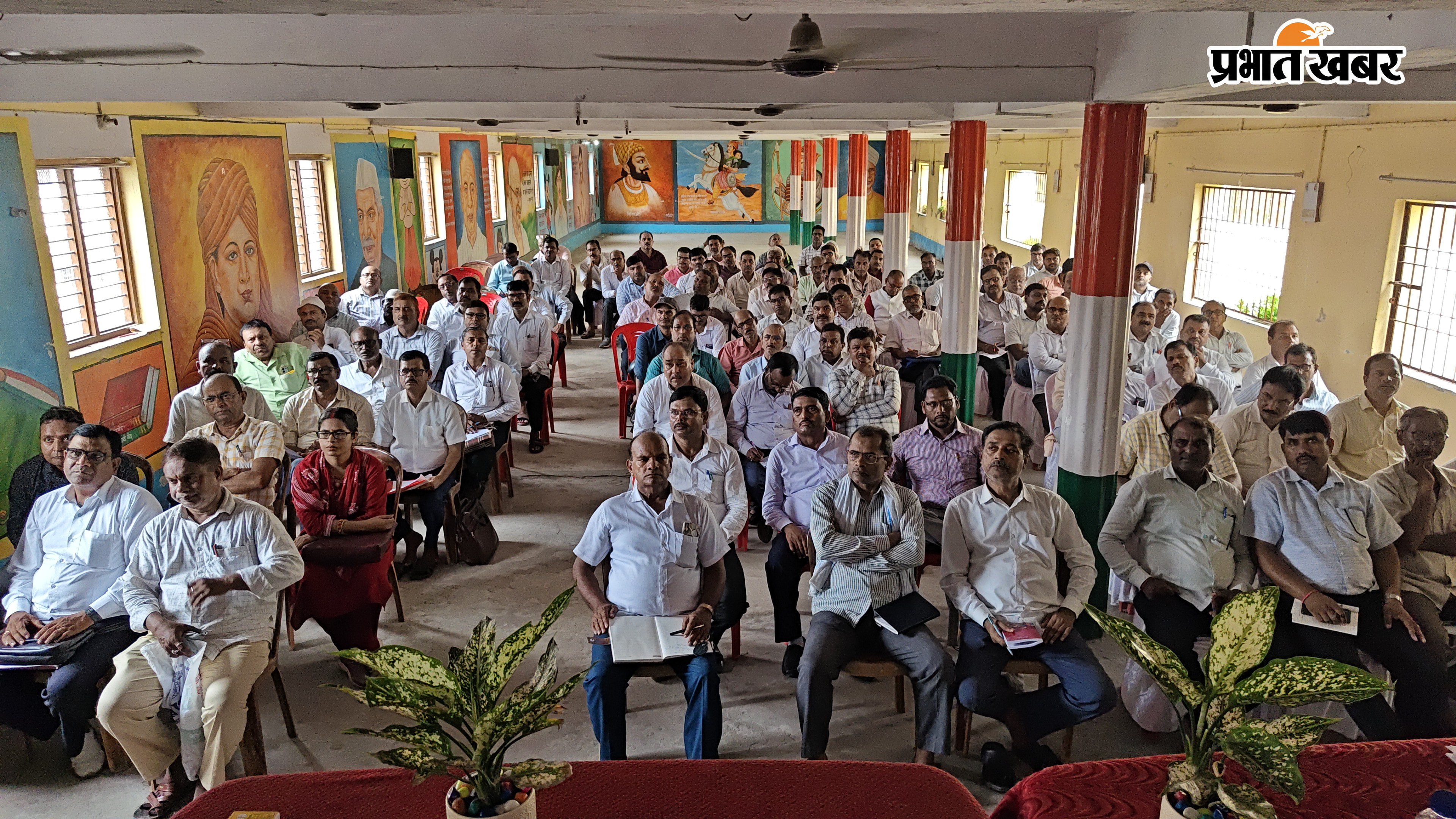फोटो:- बैठक में डीईओ अमरेंद्र कुमार पाण्डेय को भेंट देते नोडल अधिकारी आर पी सिंह फोटो:- बैठक में शामिल प्रखंडों के बीइओ , शंकु समन्वयक व अन्य फोटो :- बैठक में शामिल डीइओ, डीपीओ व अन्य | Prabhat Khabar Network