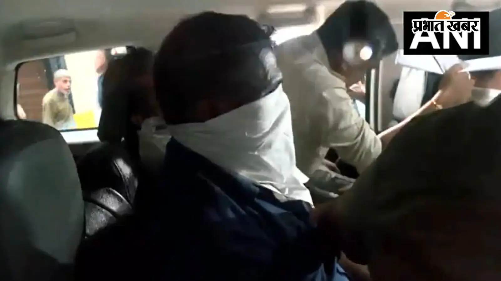 Video : चेहरे पर रुमाल बांधे नजर आया खुद को पीएमओ अधिकारी बताने वाला रोहन