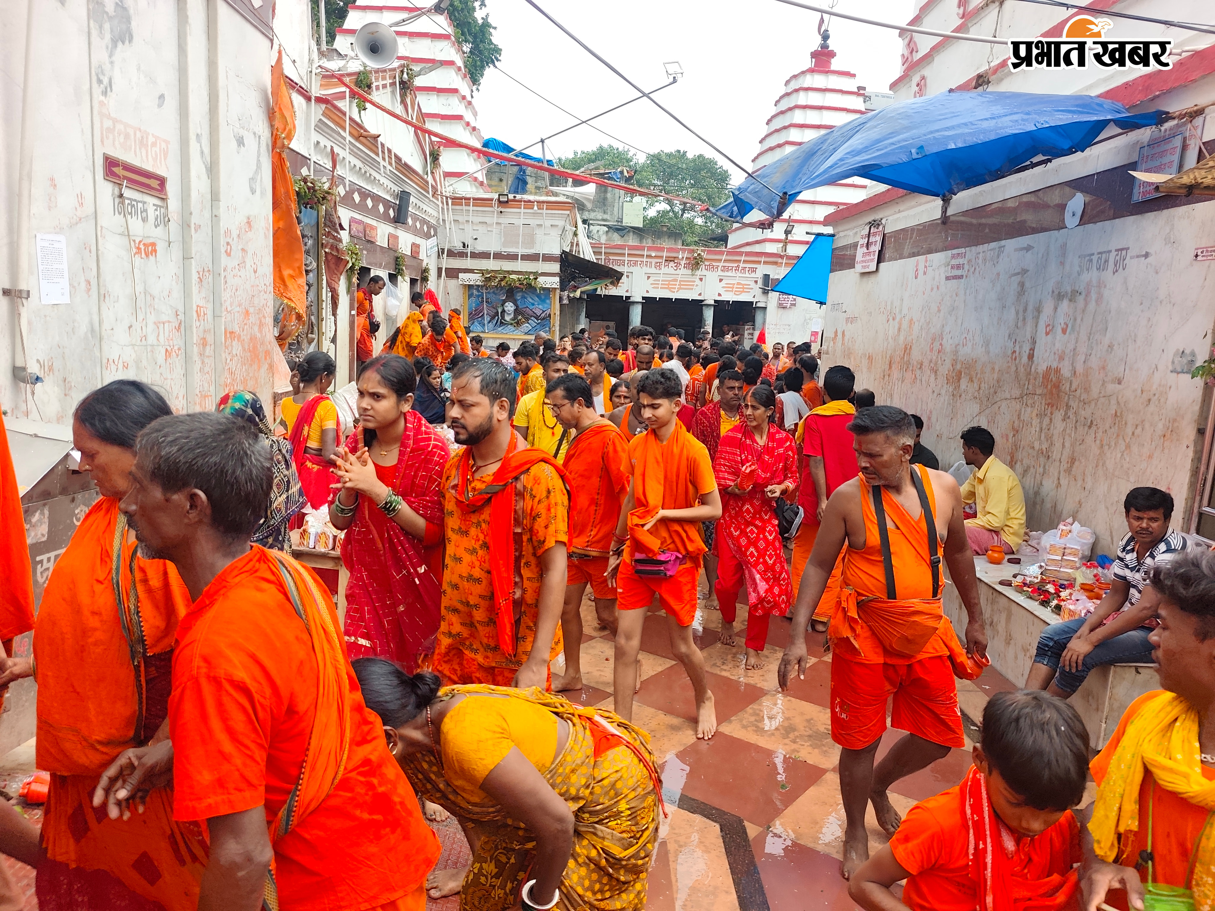 बासुकिनाथ में कांवरियों की कतार और बाबा की पूजा-अर्चना करते श्रद्धालु. | Prabhat Khabar Network