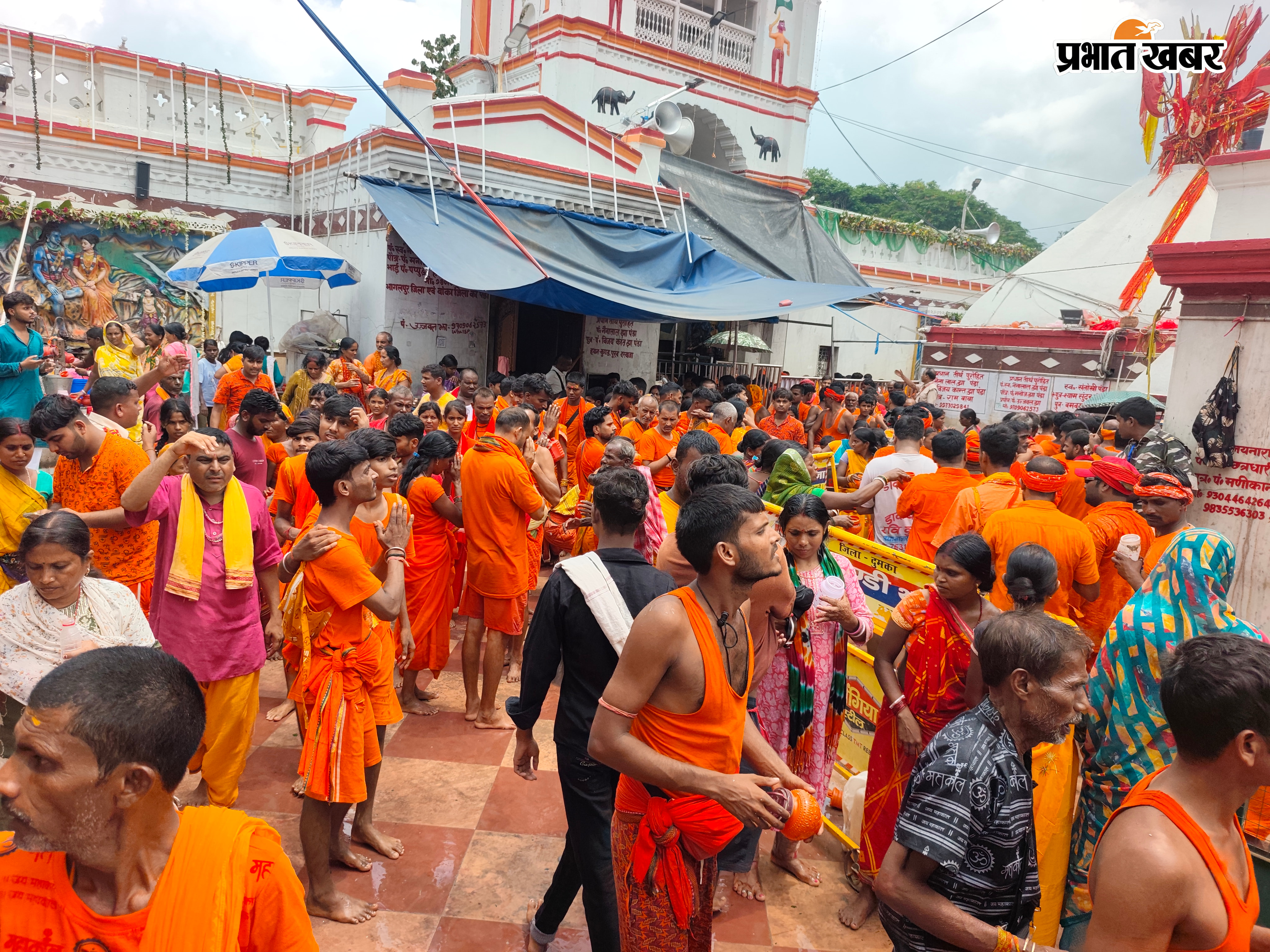 बासुकिनाथ में कांवरियों की कतार और बाबा की पूजा-अर्चना करते श्रद्धालु. | Prabhat Khabar Network