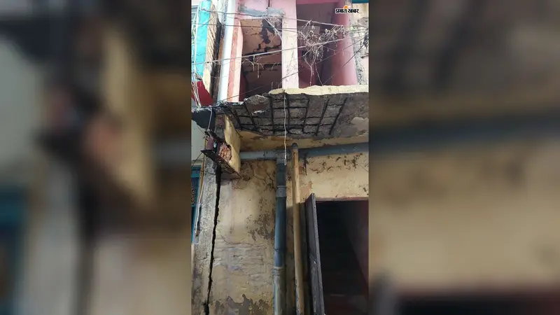 खंडहर बन खड़ी हैं शहर में जर्जर इमारतें, दिल्ली हादसे के बाद भी सबक नहीं ले रहा नगर निगम