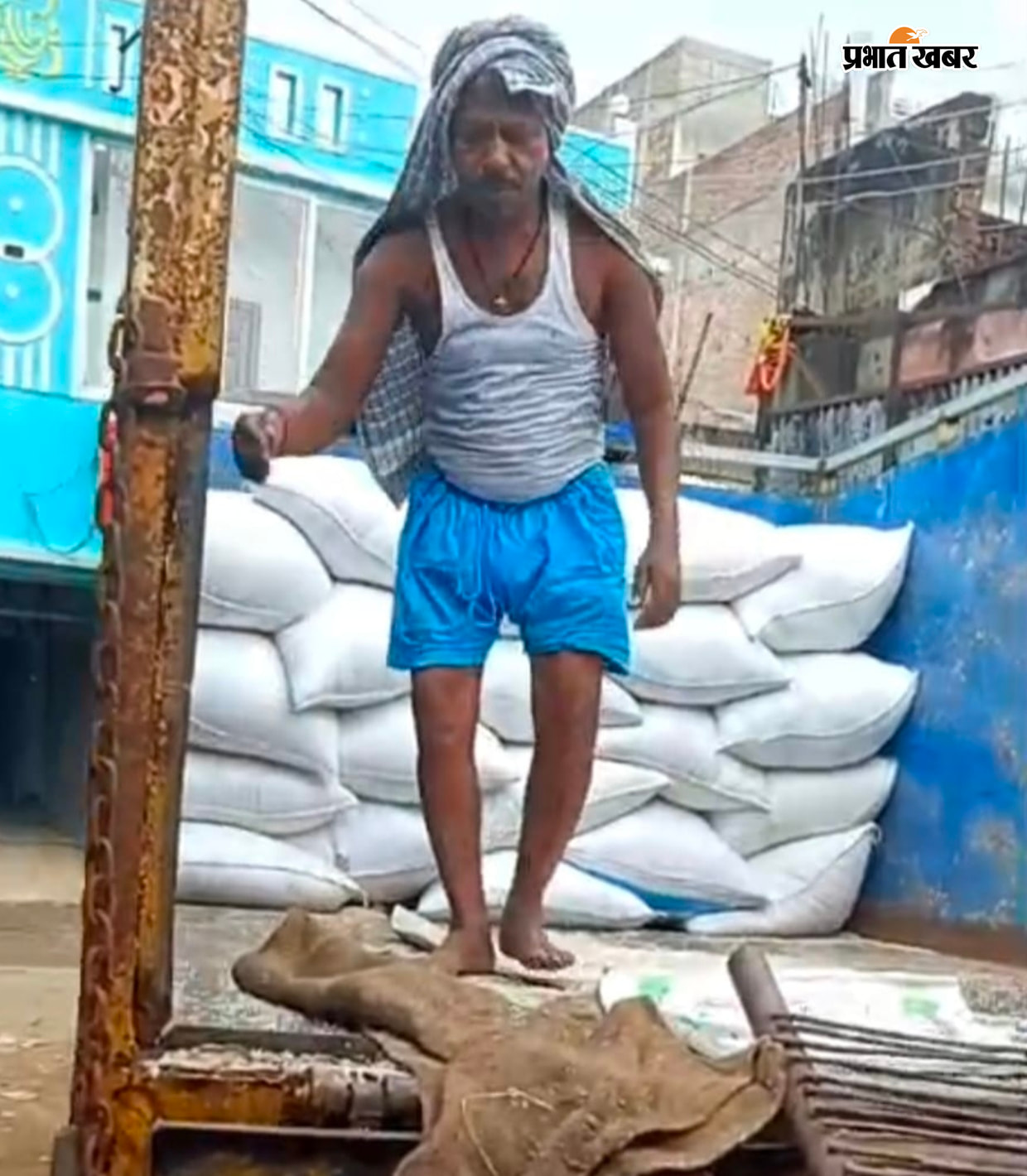 1. छापेमारी के दौरान चावल भरे बोरा की गिनती करवाते पदाधिकारी 2. वाहन पर लोड होता जब्त चावल | Prabhat Khabar Network