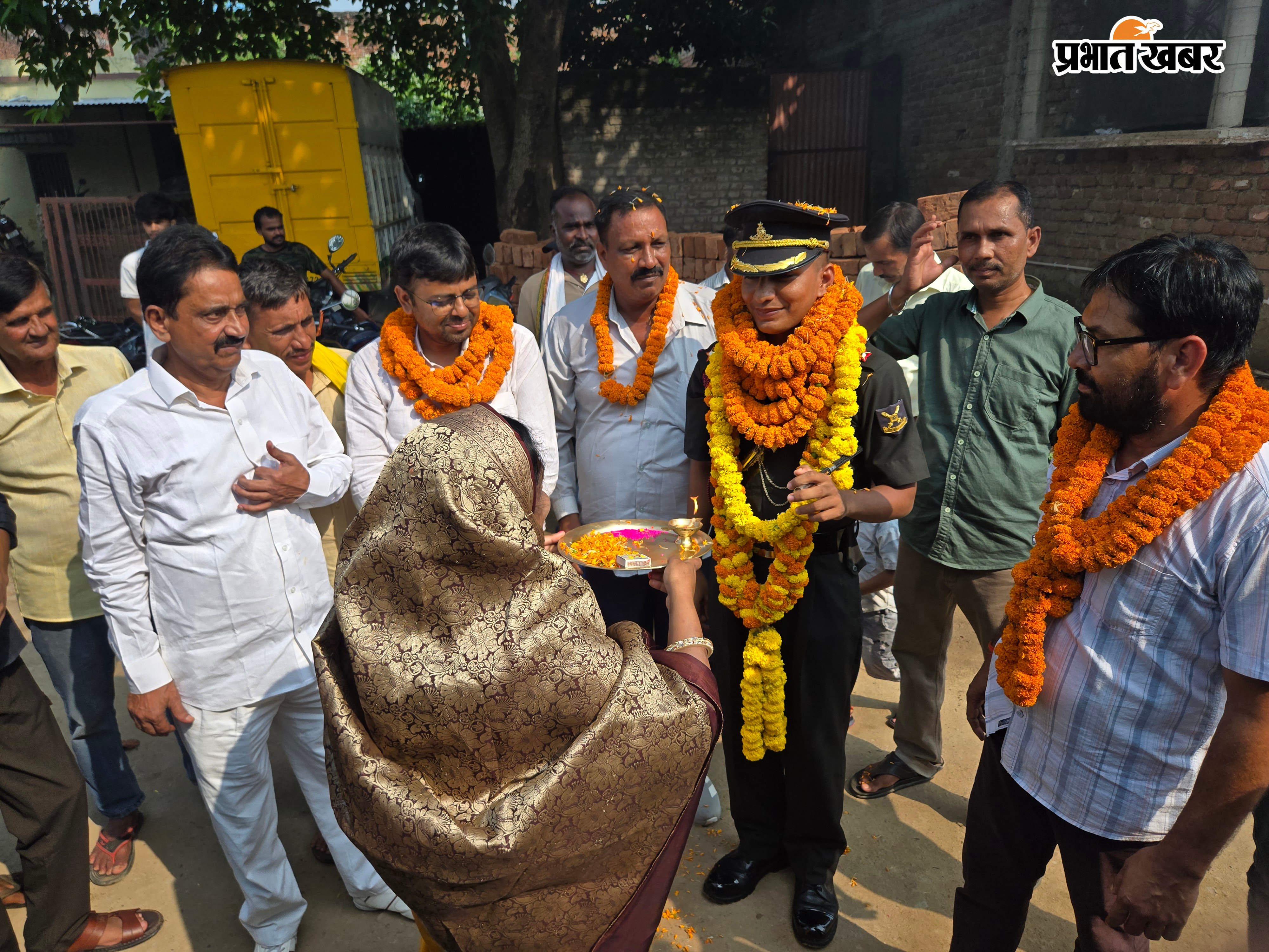 कोईलवर पहुंचने पर लेफ्टिनेंट विकास का भव्य स्वागत किया गया | Prabhat Khabar Network