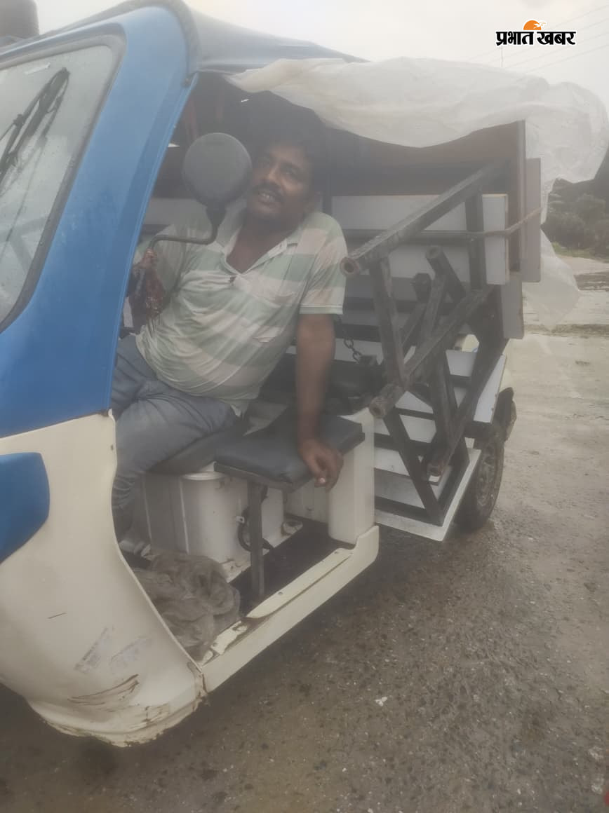 फोटो :- 1. विद्यालय परिसर में शिकायत करते ग्रामीण 2:- टेंपो पर लदा विद्यालय का बेंच-डेस्क 3:- विद्यालय परिसर में जंग खा रहा लोहे का फ्रेम | Prabhat Khabar Network