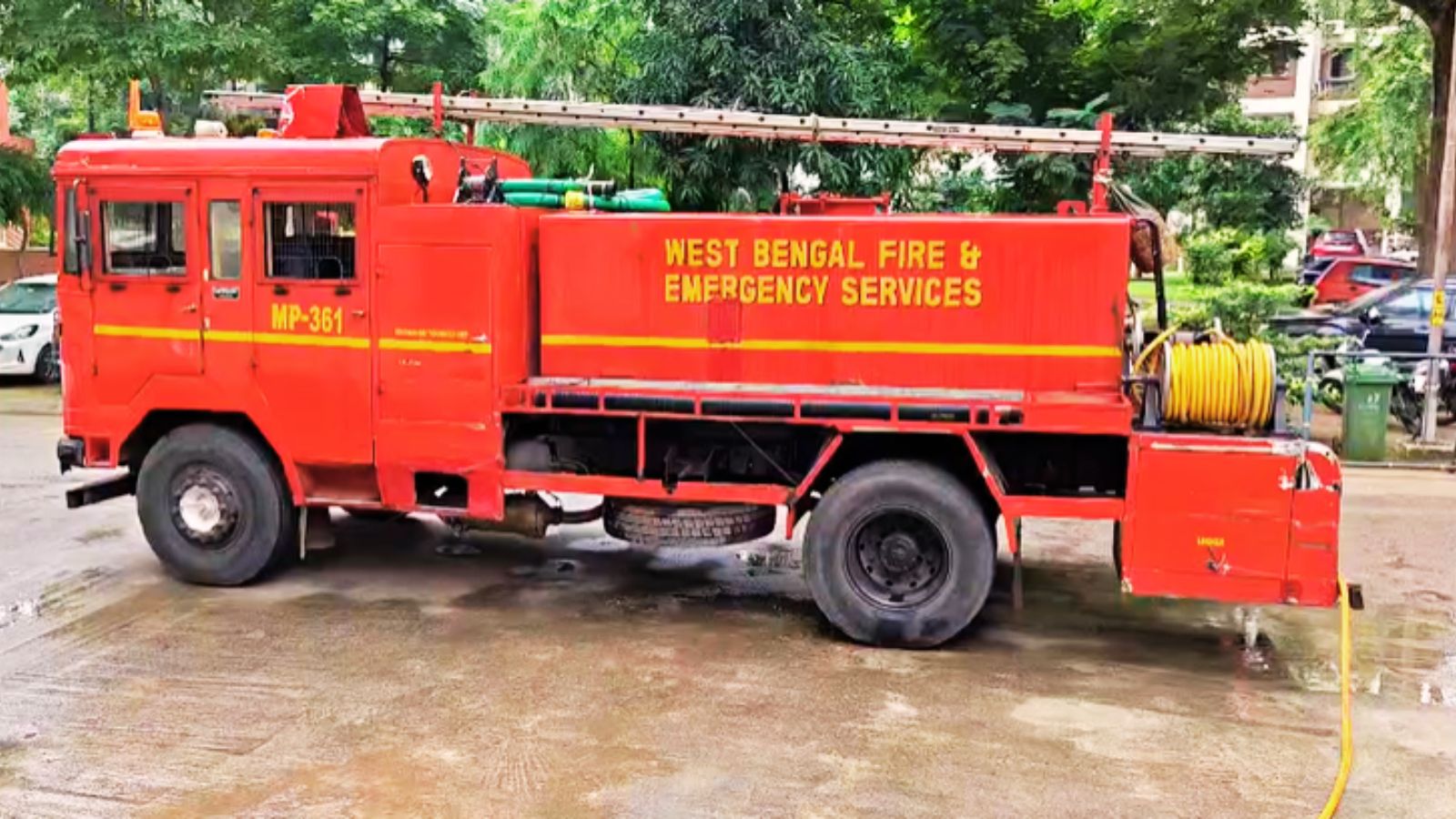 आग बुझाने के लिए पहुंची दमकल विभाग की गाड़ी. फोटो : प्रभात खबर