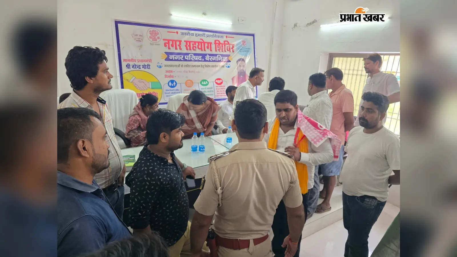 नगर परिषद की बैठक में जोरदार हंगामा: पार्षदों ने लगाए मनमानी के आरोप, पुलिस ने संभाला मोर्चा