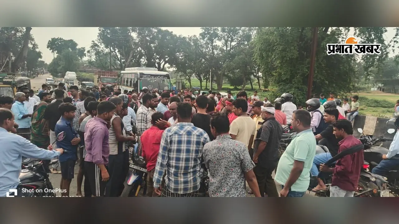 कोडरमा में 10 दिन से बिजली संकट से परेशान ग्रामीणों ने किया सड़क जाम, ट्रांसफार्मर मिलने के आश्वासन पर हटे