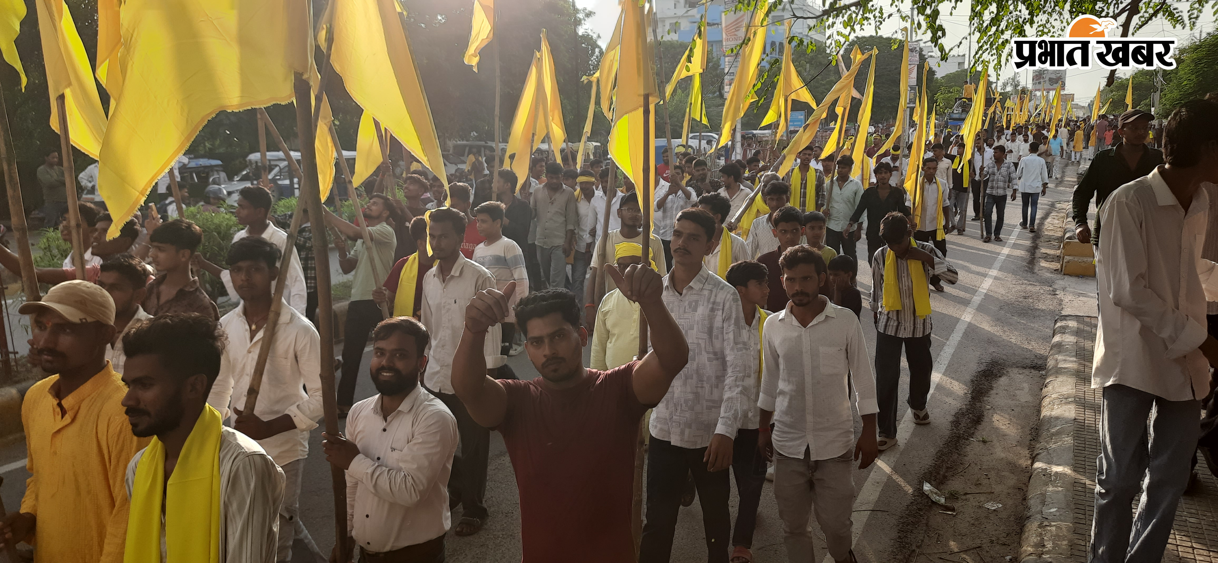 भक्ति गीत पर झूमते युवा शोभा यात्रा में निकली भगवान श्रीकृष्ण की प्रतिमा | Prabhat Khabar Network