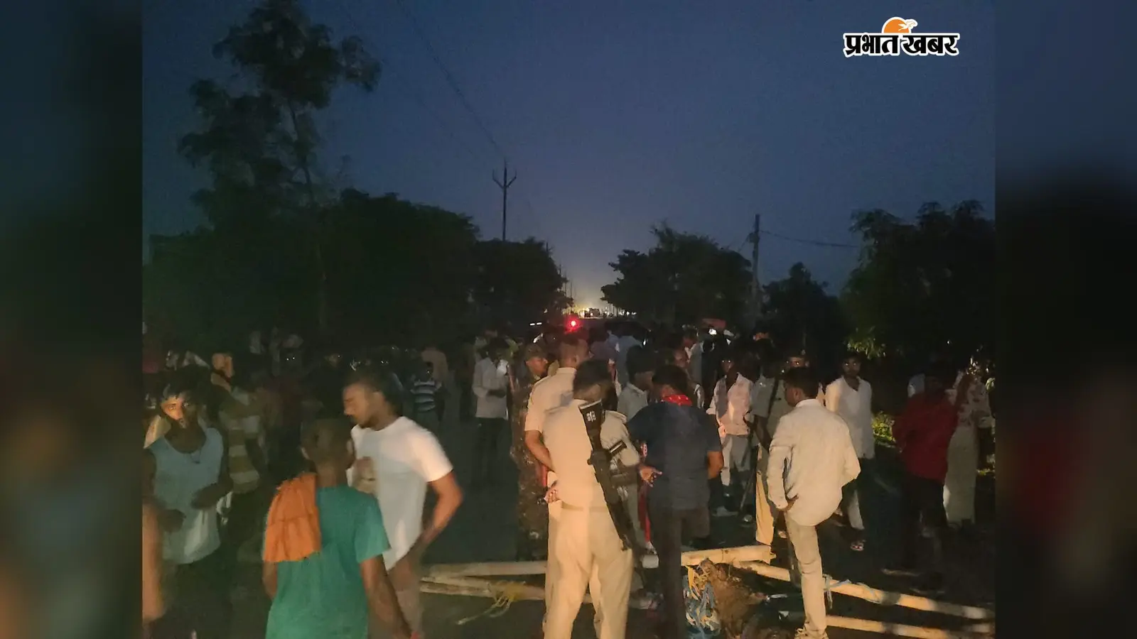 11 हजार वोल्ट के तार की चपेट में आया राजमिस्त्री, मौत के बाद ग्रामीणों ने सड़क जाम किया