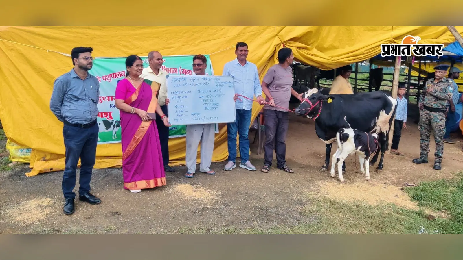 कोडरमा में 14 लाभुकों को मिली दुधारू गायें, पशुपालन से स्वरोजगार बढ़ाने पर जोर