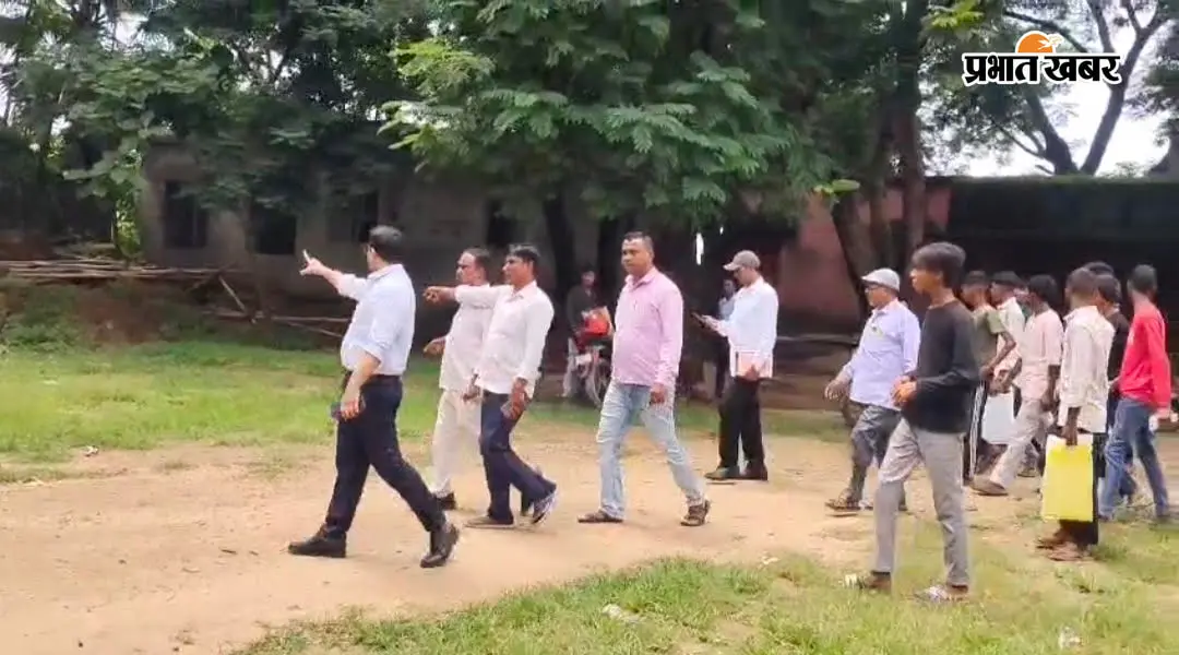 नवादा : स्कूल में पेड़ कटवाने से सरकारी राशि तक की शिकायत, डीपीओ ने खंगाले कोष-पंजी और दस्तावेज