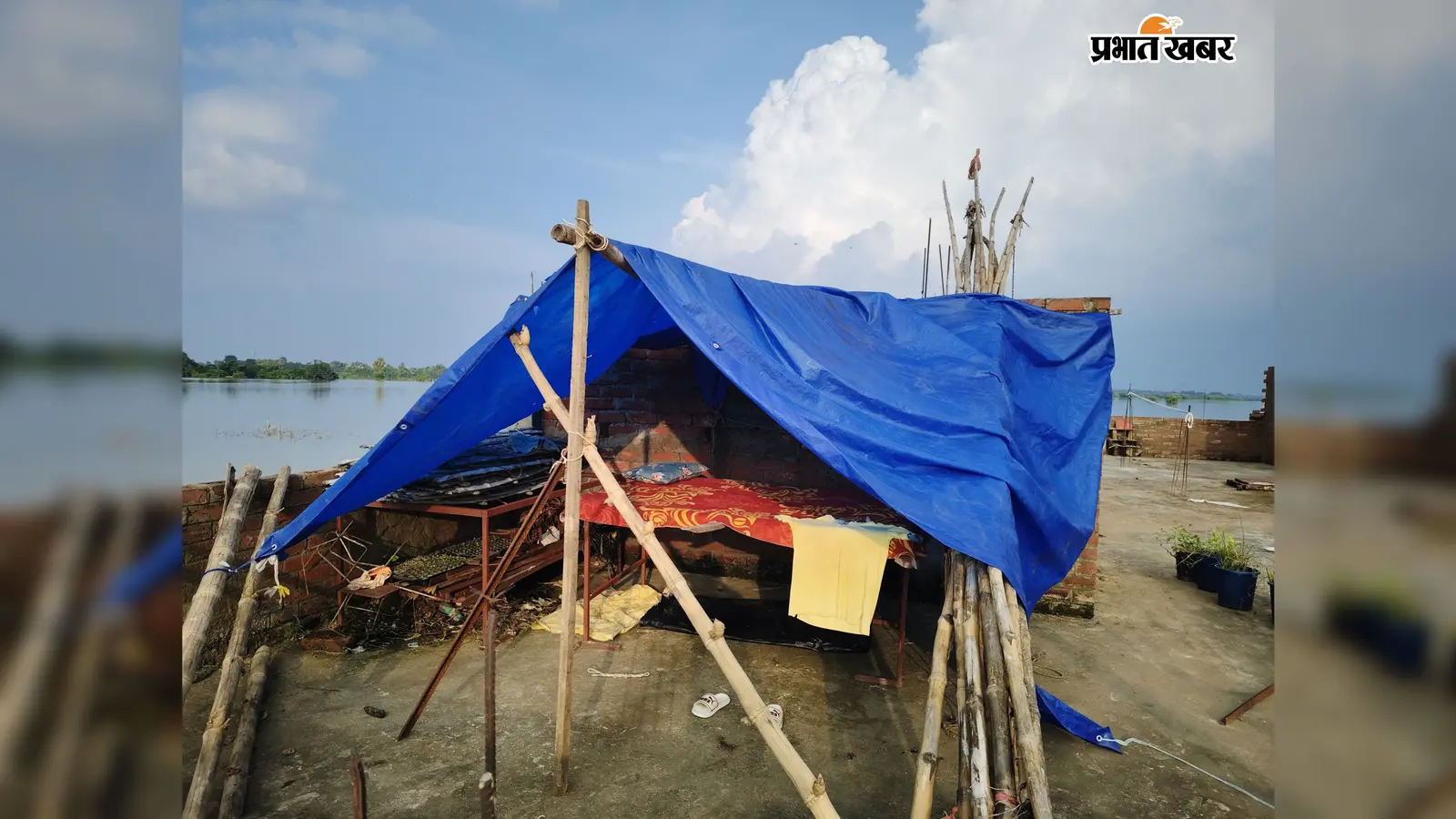 आरा में गंगा का जलस्तर घटा लेकिन बाढ़ का संकट बरकरार, बड़हरा में छतों पर लोग काट रहे जिंदगी