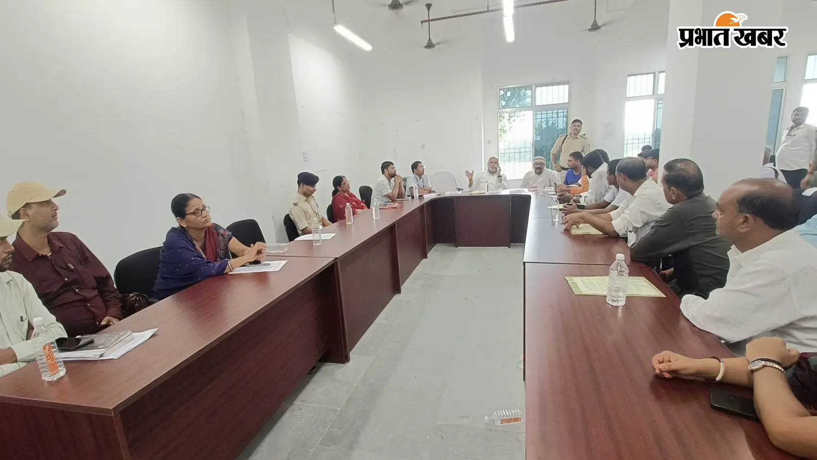 नानपुर 20 सूत्री बैठक में भीषण बवाल: कुर्सी और अध्यक्षता को लेकर भिड़े समर्थक, विधायक का वाकआउट