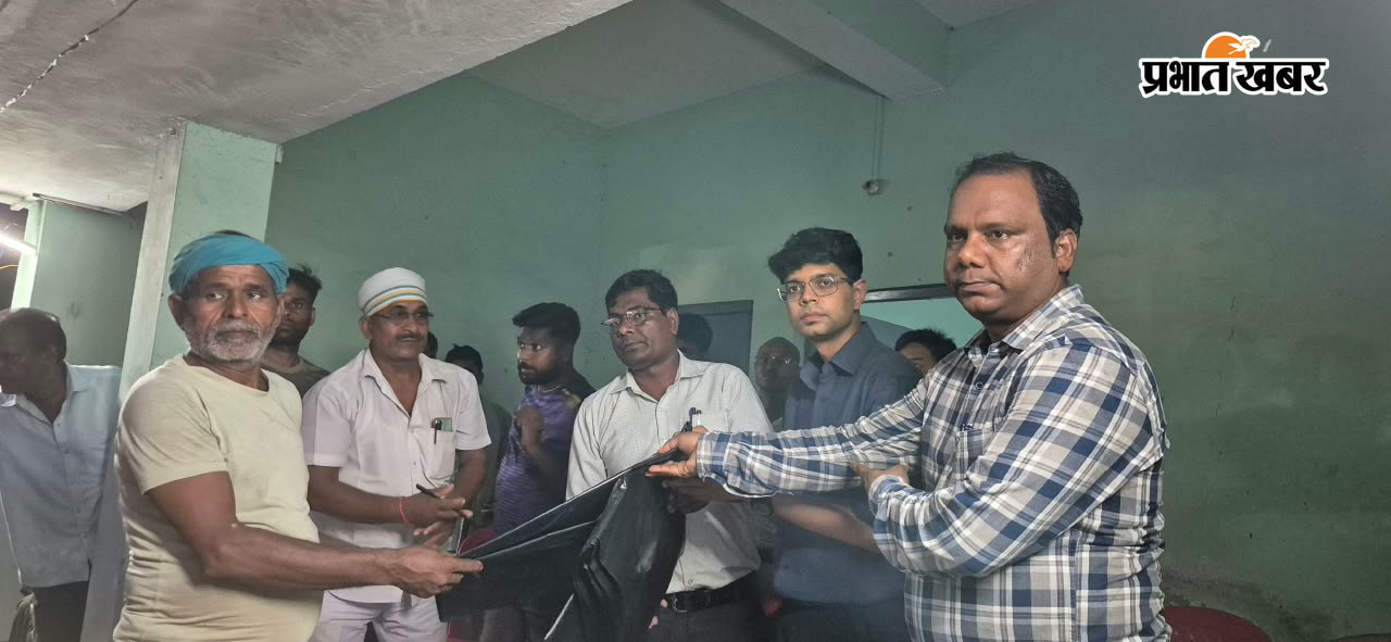 मुखिया प्रतिनिधि परोस रहे भोजन, पीड़ित को पॉलीथीन देते सीओ, रामपुर में पीड़ित को पानी पहुंचाते जनप्रतिनिधि | Prabhat Khabar Network