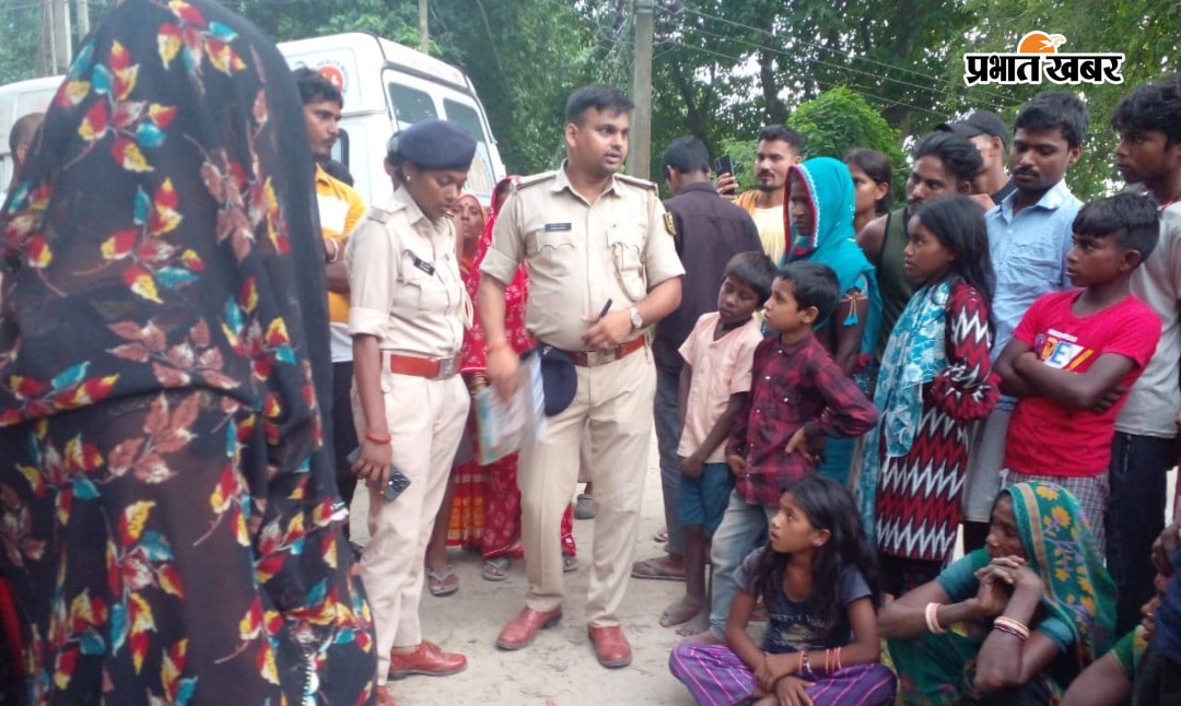 घटनास्थल पर रोते बिलखते परिजन एवं मामले की जांच करते पुलिस पदाधिकारी | Prabhat Khabar Network