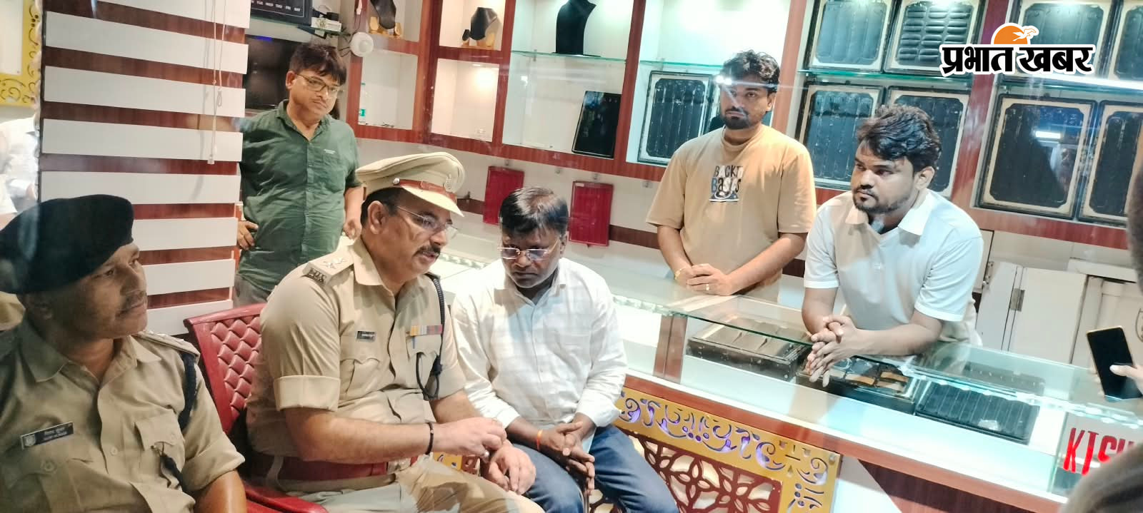 अमड़ापाड़ा बाजार का निरीक्षण करते एसपी अनुदीप सिंह, एसडीपीओ विजय कुमार व अन्य, दुकानदार से जानकारी लेते एसपी अनुदीप सिंह | Prabhat Khabar Network
