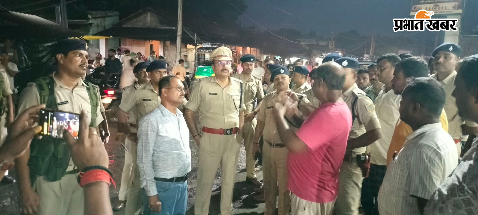 अमड़ापाड़ा बाजार का निरीक्षण करते एसपी अनुदीप सिंह, एसडीपीओ विजय कुमार व अन्य, दुकानदार से जानकारी लेते एसपी अनुदीप सिंह | Prabhat Khabar Network