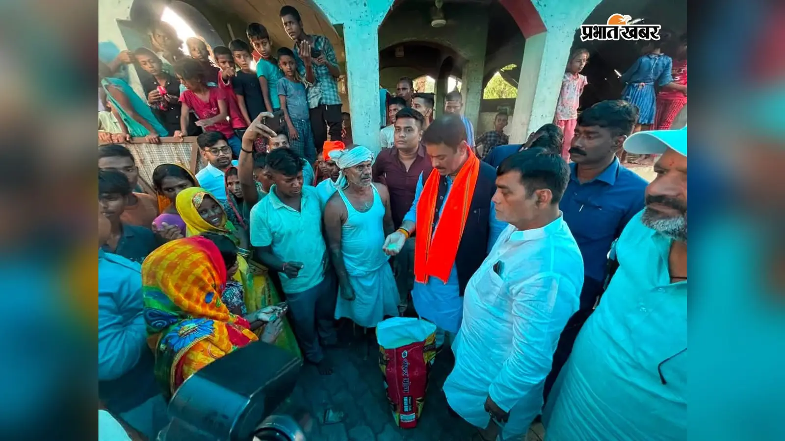 बेगूसराय : बाढ़ पीड़ितों के बीच पहुंचे रामकृपाल यादव, कम्युनिटी किचन का लिया जायजा; समय पर राहत पहुंचाने के दिए निर्देश