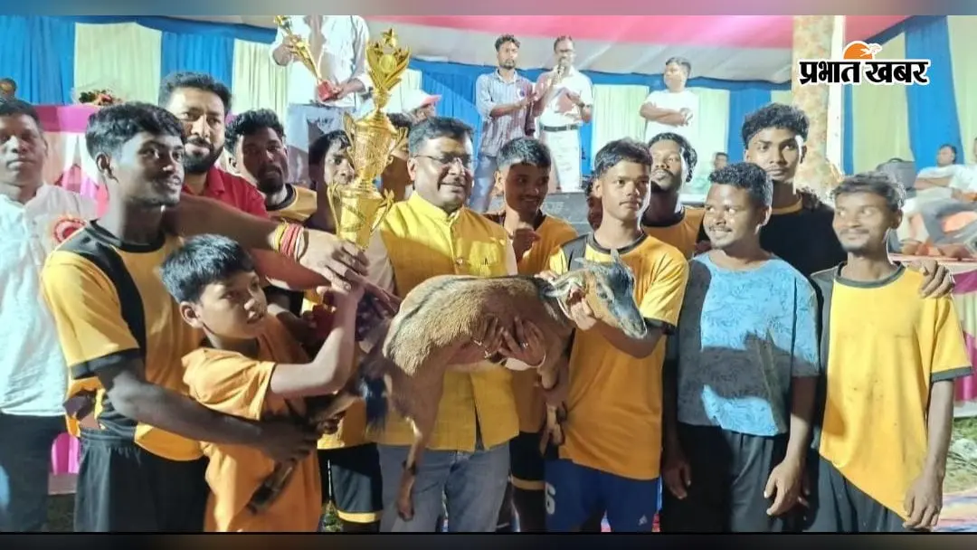 लोहरदगा के बैमारी में फुटबॉल टूर्नामेंट का समापन, विजेता-उपविजेता टीम को खस्सी और शील्ड से सम्मान
