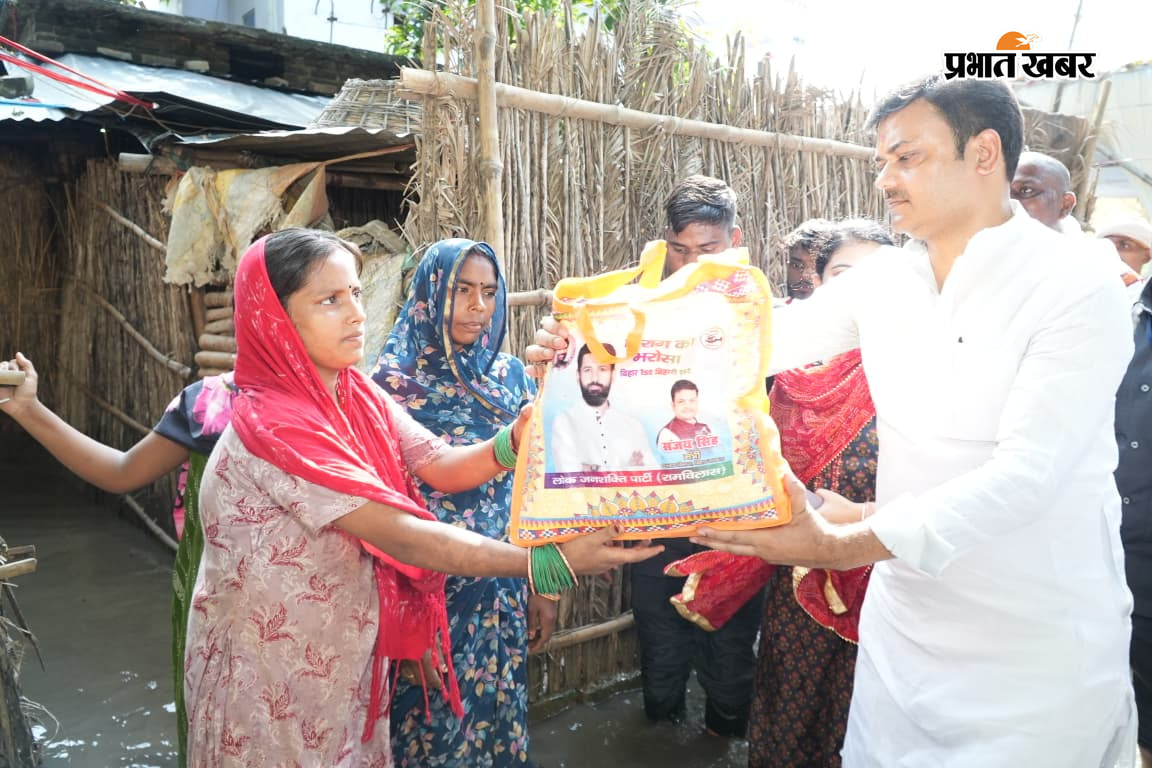 फोटो -6- बाढ़ पीड़ित के बीच राहत सामग्री बाटते पीएचईडी मंत्री संजय सिंह | Prabhat Khabar Network