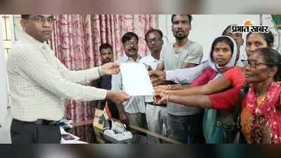 सिमडेगा: जर्जर सड़क से परेशान ग्रामीणों का 5 किमी पैदल मार्च, प्रखंड कार्यालय पहुंचकर जताया विरोध