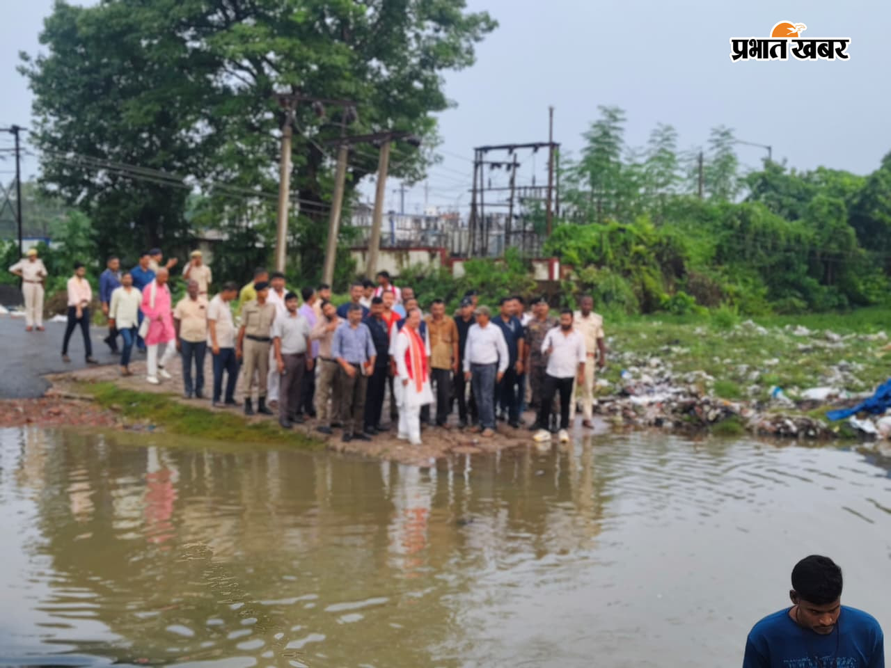 फोटो -बाढ़ पीड़ितों से जानकारी लेते कृषि मंत्री विजय सिन्हा फोटो - बाढ़ का जायजा लेते कृषि मंत्री | Prabhat Khabar Network