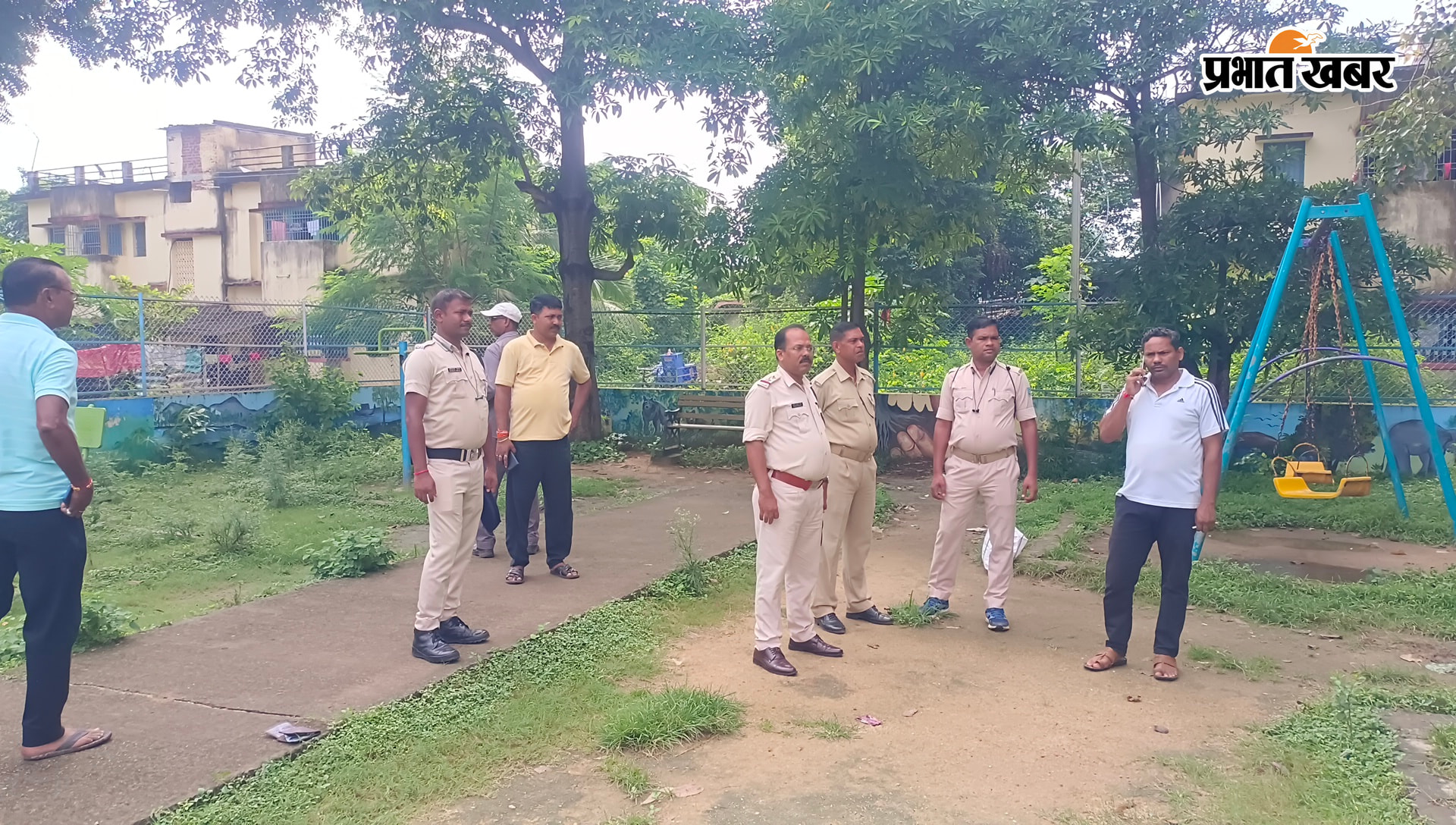 घटनास्थल पर जांच पड़ताल करते पुलिस | Prabhat Khabar Network