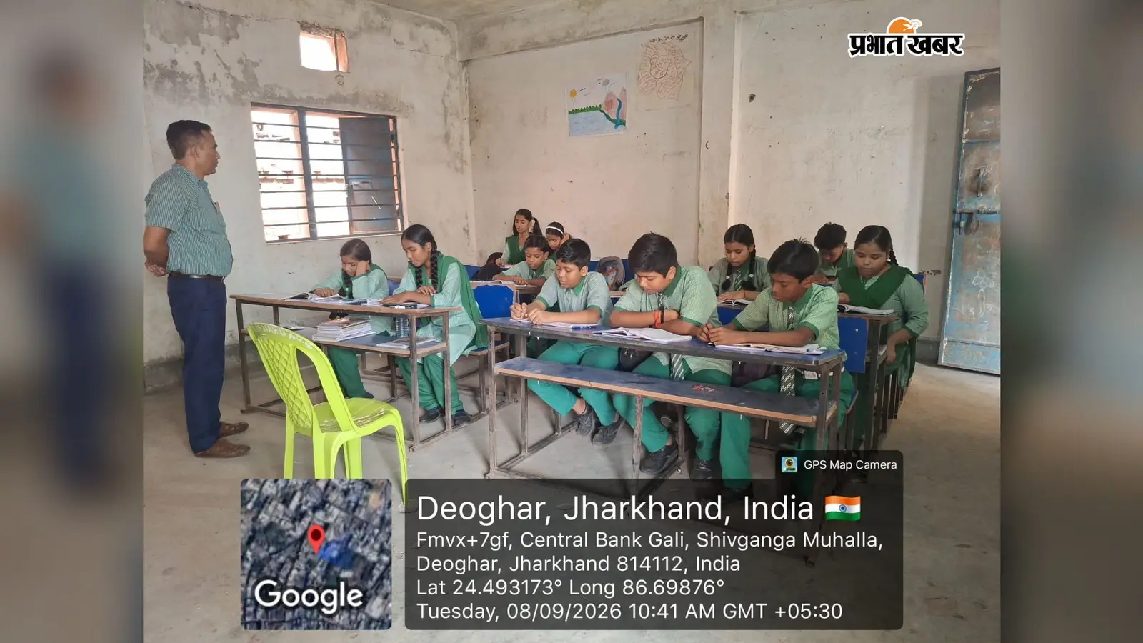 किताबों से दोस्ती की पहल, देवघर के स्कूलों में गूंजा सामूहिक पठन