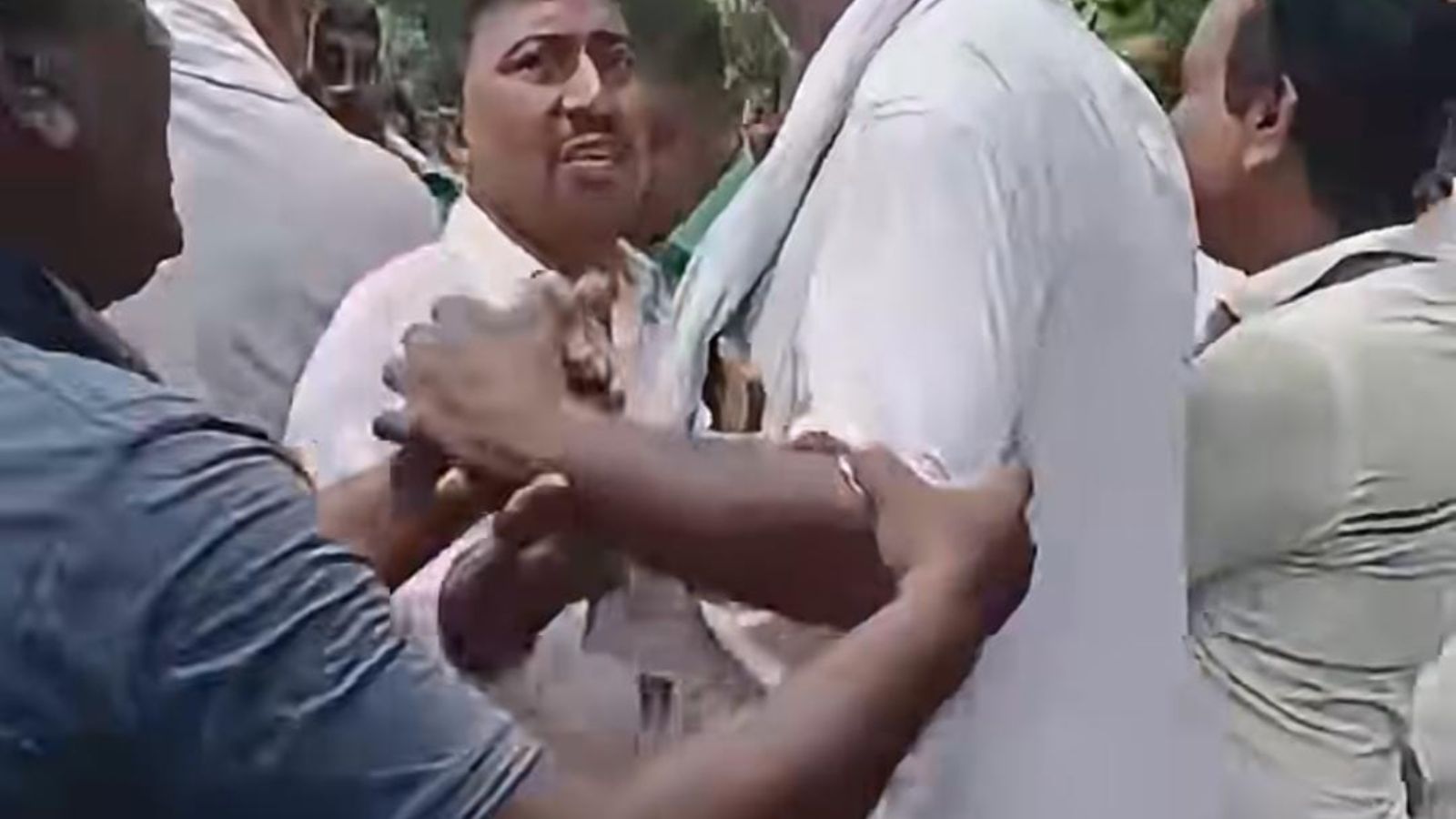बिधायक समर्थक भीड़े ग्रामीण