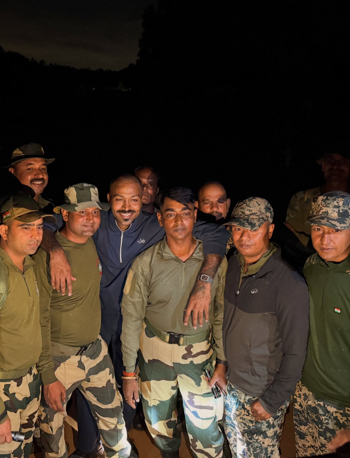 जवानों के साथ खिंचवाई तस्वीर