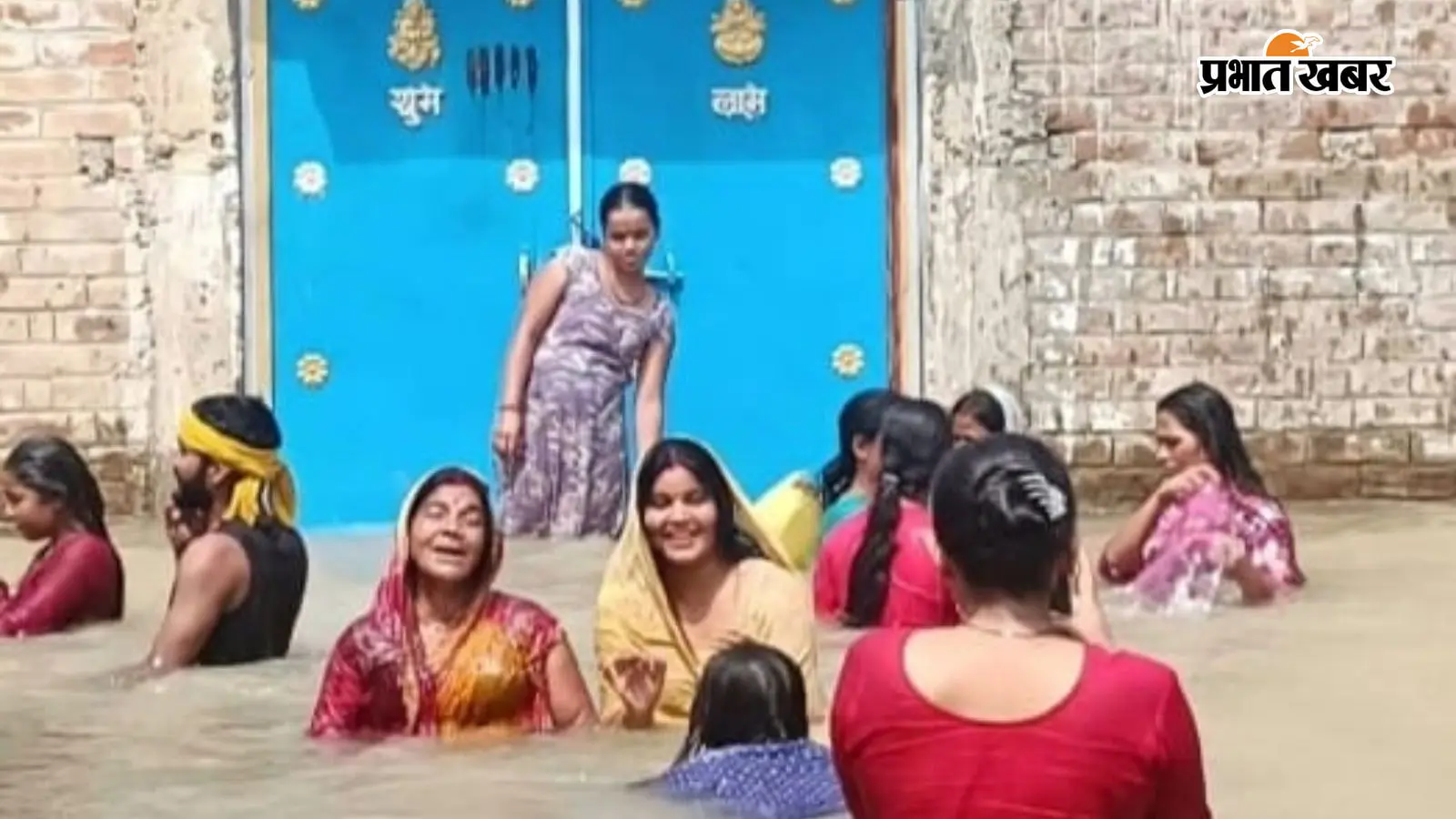पटना: बाढ़ की आफत के बीच पानी में मस्ती, खतरे से बेखबर बच्चे व युवा; जलमग्न गलियों में लगा रहे गोते